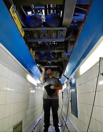 Un operario de la ITV, trabajando en la estación de Son Oms