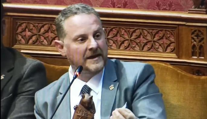 David Gil, conseller electo de Vox, durante su intervención en el pleno.