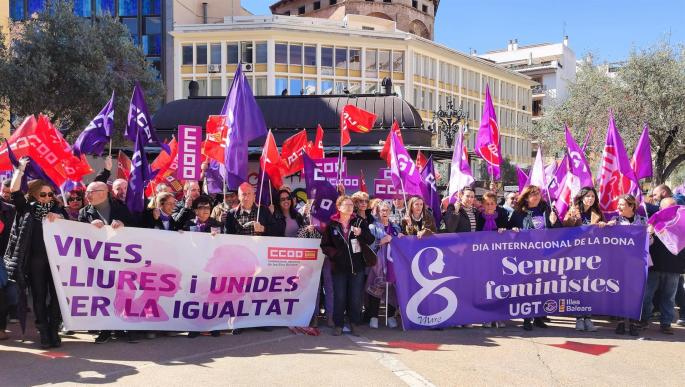 Los sindicatos UGT y CCOO se concentran en la plaza Olivar, en Palma, para reivindicar mejoras laborales por el Día de la Mujer.