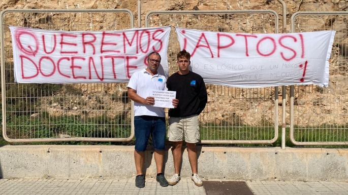 Dos alumnos de la Nauticopesquera en una protesta estudiantil a principios de curso.