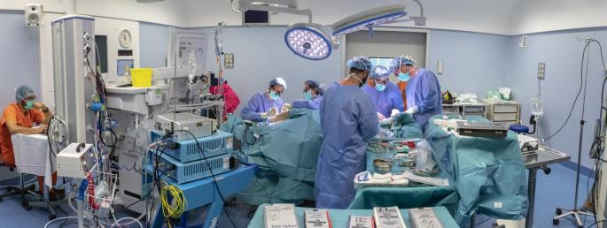 Profesionales médicos en un quirófano de Baleares.