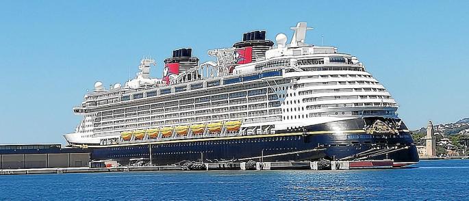 Imagen de un megacrucero atracado en el Puerto de Palma.