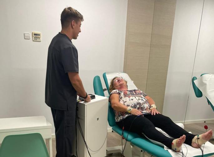 Una superviviente de cáncer se somete a las microcorrientes en la consulta.