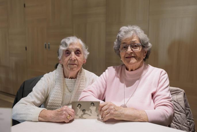 Antònia y Aina Maria muestran una foto antigua de ambas ejerciendo en Son Dureta.