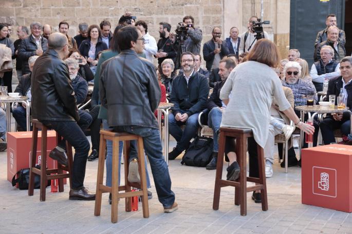 Socialistas de Palma escuchan a Negueruela y Armengol (de espaldas en la fotografía) el día en que presentó su candidatura para