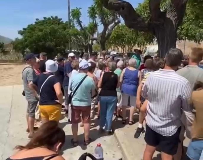 La cola para subir al TIB este martes en Alcúdia.