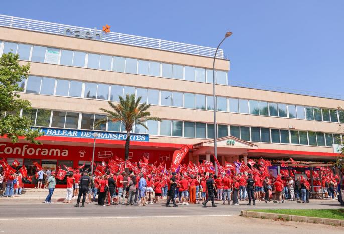 Más de 300 personas exigen mejoras salariales y de salud laboral en el convenio de hostelería