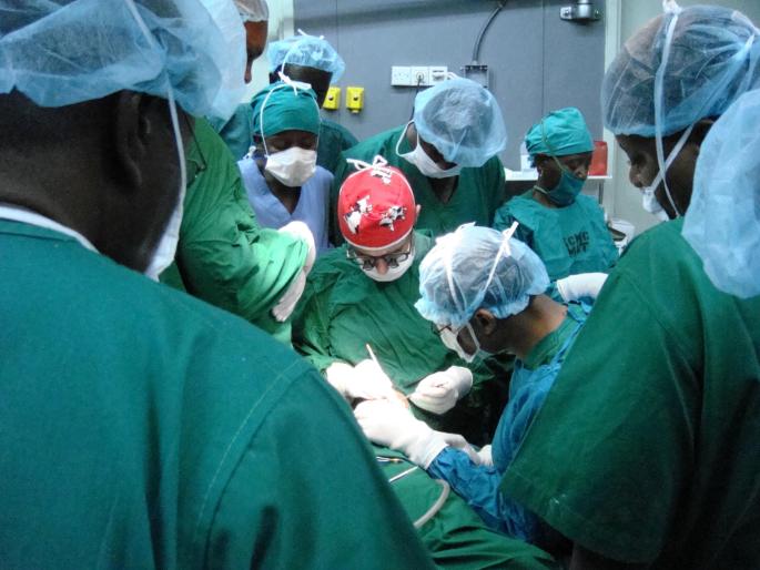 El doctor Beut operando en África para formar a los médicos locales.