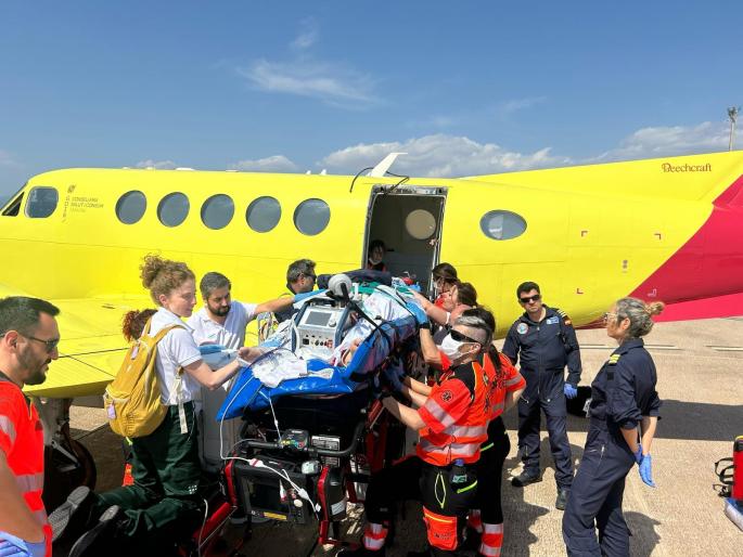 Trasladan a Barcelona en un avión medicalizado a una paciente de Mallorca tras sufrir un fallo en su prótesis aórtica