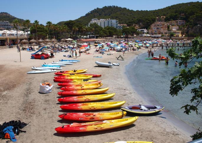 Las personas que pueden se refugian en la playa del calor