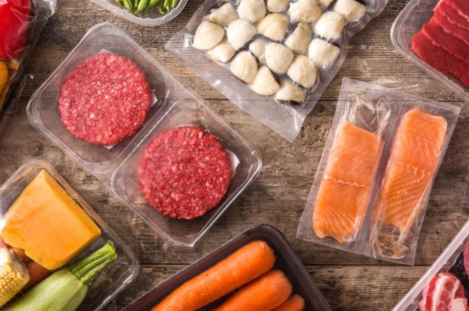 Los investigadores han detectado aditivos relacionados con plásticos en el 80 % de los alimentos.
