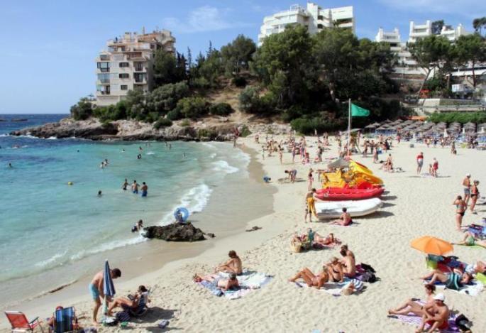 Calvià, tercer municipio con más banderas Q de Calidad en sus playas