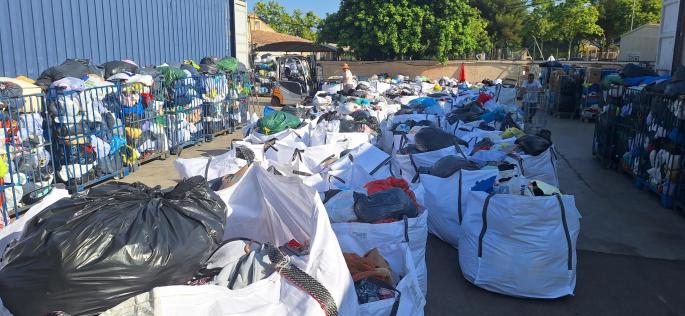 Càritas y Deixalles, colapsadas con la gestión de la ropa de segunda mano