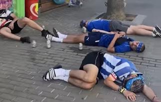 Turistas alemanes dormidos en el suelo con cervezas en una conocida playa de Mallorca: una imagen cada vez más habitual que indi