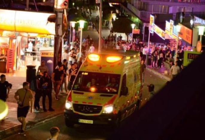 Una ambulancia en una zona turística de Mallorca.