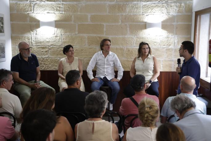 Fundació Espai Mallorquinista se da a conocer con un debate político en el Bar Mavi de Palma
