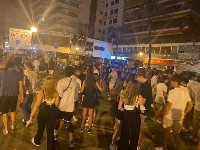 SOS de la Asociación de Vecinos del Paseo Marítimo: «Se vende alcohol fuera de horario en todos los minimarkets»