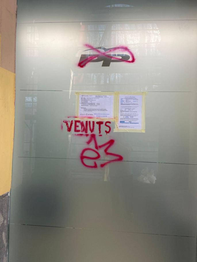 Imagen de la pintada que han realizado en la sede del PP en Palma