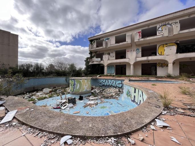 El Govern destina 15 millones del ITS a los ayuntamientos para derribar hoteles obsoletos