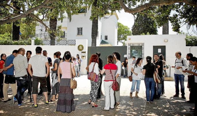 DECENAS DE ESPAÑOLES SE MANIFIESTAN EN MARRUECOS PARA APOYAR AL 15-M