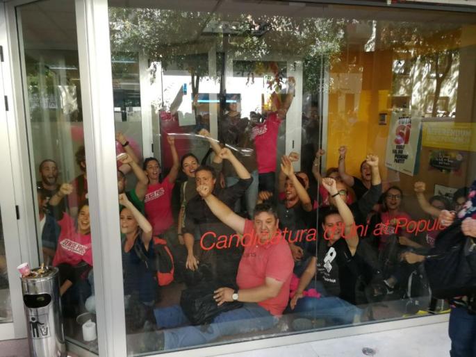 La Policía Nacional interviene propaganda del 1-O ante la sede de la CUP