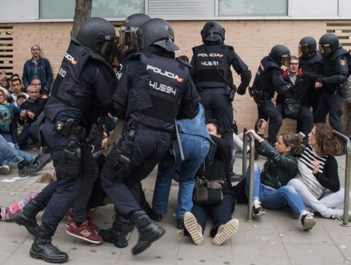 POLICÍA REQUISA URNAS EN LLEIDA