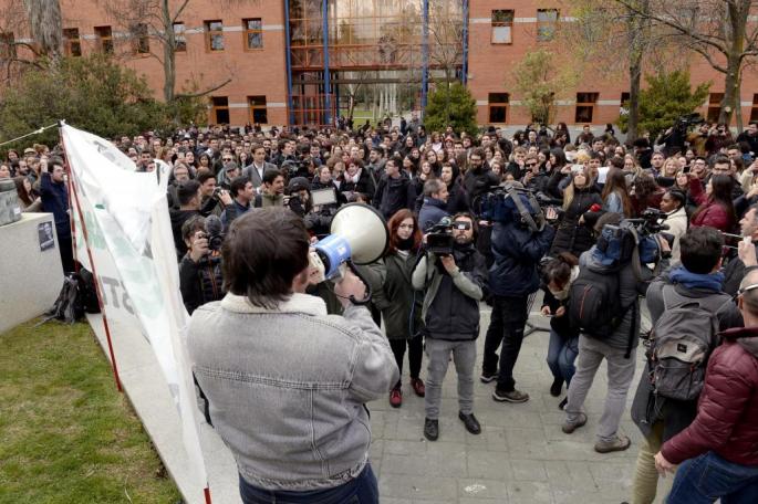 Centenares de alumnos exigen la dimisión de Cifuentes y del rector de la URJC
