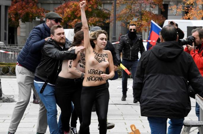 Activistas de Femen protestan en un acto de Falange convocado por el 20N