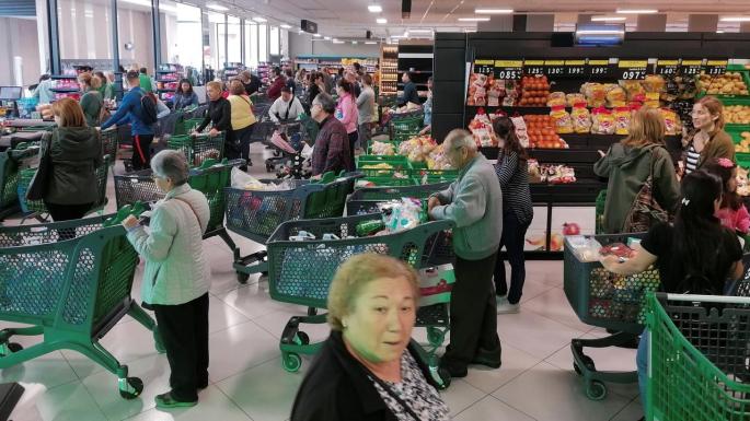 Los consumidores siguen llenando los supermercados