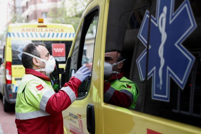 Miembros de la sanidad madrileña trabajan en las calles de Madrid este lunes