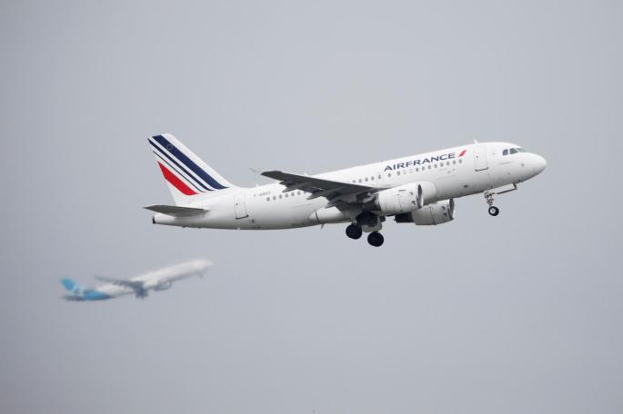 España no descarta cerrar el espacio aéreo