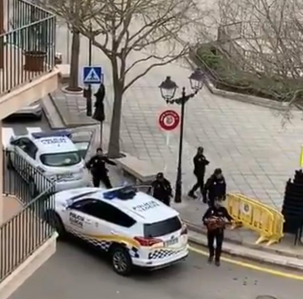 La Policía Local de Algaida interpretó 'Joan Petit quan balla'