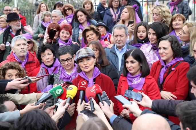 La vicepresidenta primera del Gobierno, Carmen Calvo, hace declaraciones acompañada de varios ministros en la manifestación por el Día de la Mujer.