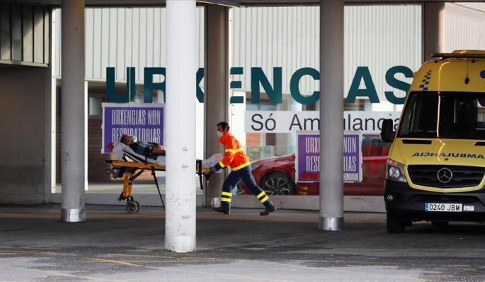 Un paciente llega a un hospital en camilla