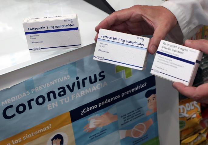 Dos envases de dexametasona en una farmacia