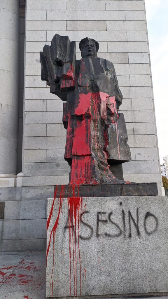 Nuevas pintadas en las estatuas de Prieto y Largo Caballero en Madrid