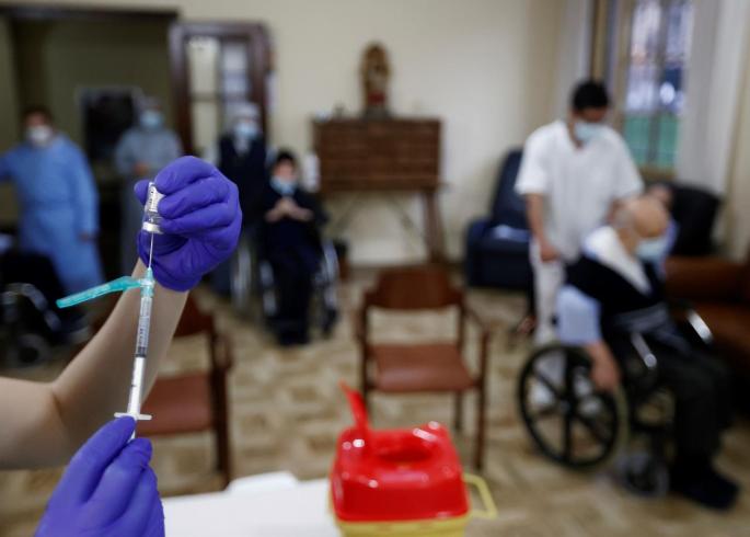 En España la vacuna de AstraZeneca solo se podrá administrar a personas de entre 18 y 55 años