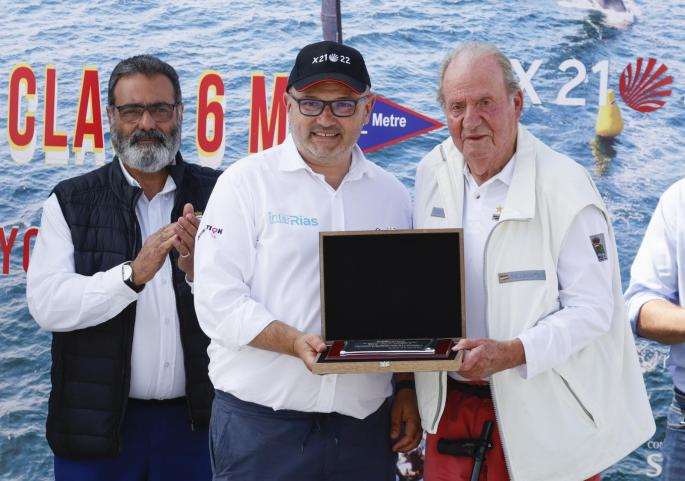 El emérito se despide de Galicia con premios y ganas de «ver a la familia»