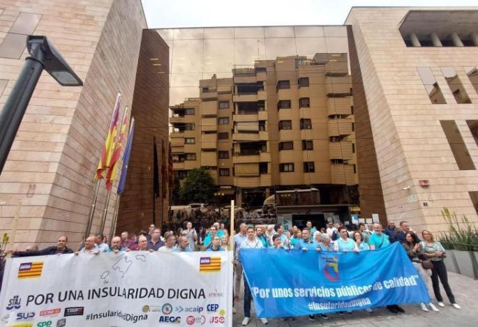 Imagen de la concentración de Plataforma Insularidad Digna en la sede de la Seguridad Social en Palma
