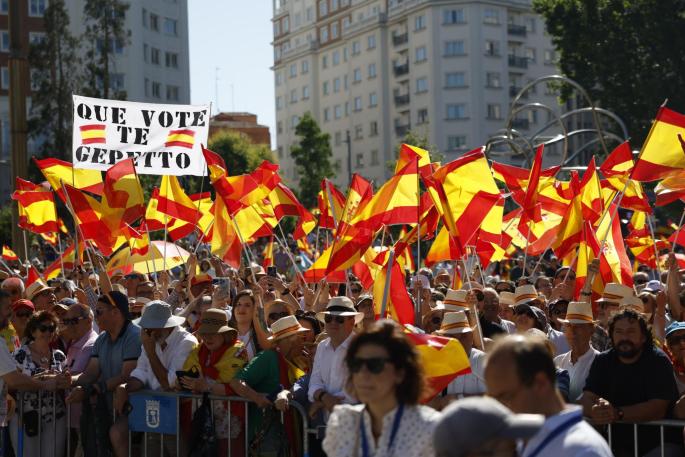 Manifestantes esperan el comienzo de la manifestación