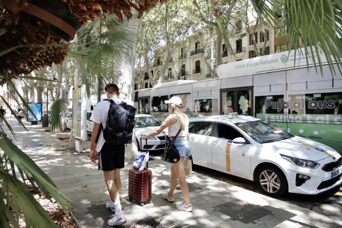 LCort negociará con los taxis la subida de tarifas