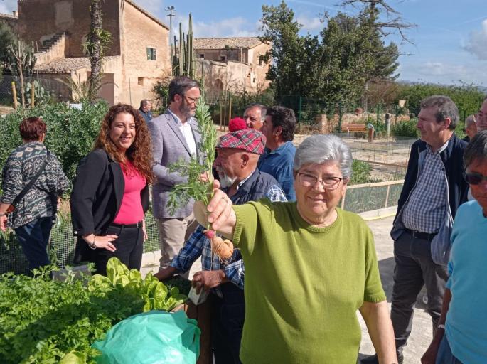 Elisa García, en su huerto urbano de Palma
