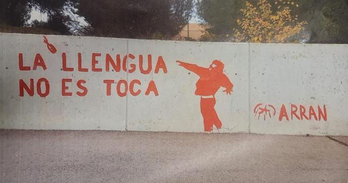 Denunciados varios simpatizantes de Arran por realizar un grafiti en una pared del cementerio