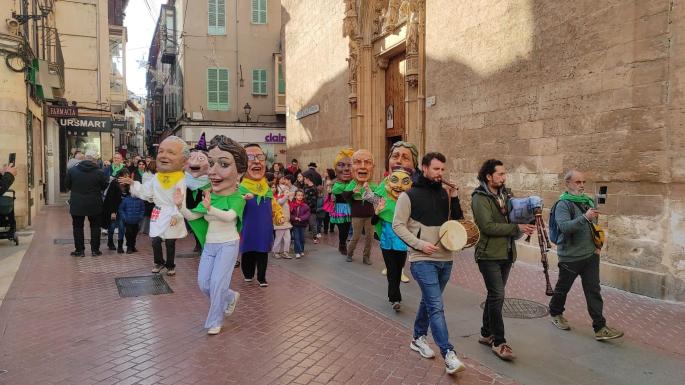 El pasado domingo más de 200 personas acudieron a la procesión de Sant Tianet, organizada por las cofradías para los niños.