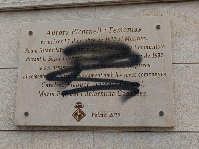 La placa de homenaje a las Rojas del Molinar, vandalizada en Palma.