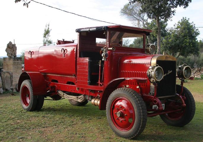 El primer camión de bomberos de Palma