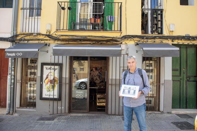 Jaume Gual posa delante de una óptica, que fue antes la carbonería de Sant Magí