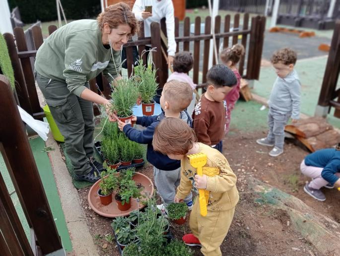 Niños en una escoleta