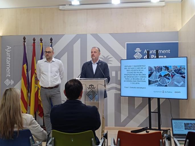 Francesc Arechavala, autor de la auditoría, y el regidor de Mobilitat, Antonio Deudero