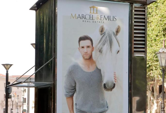 Anuncio de Marcel Remus vandalizado